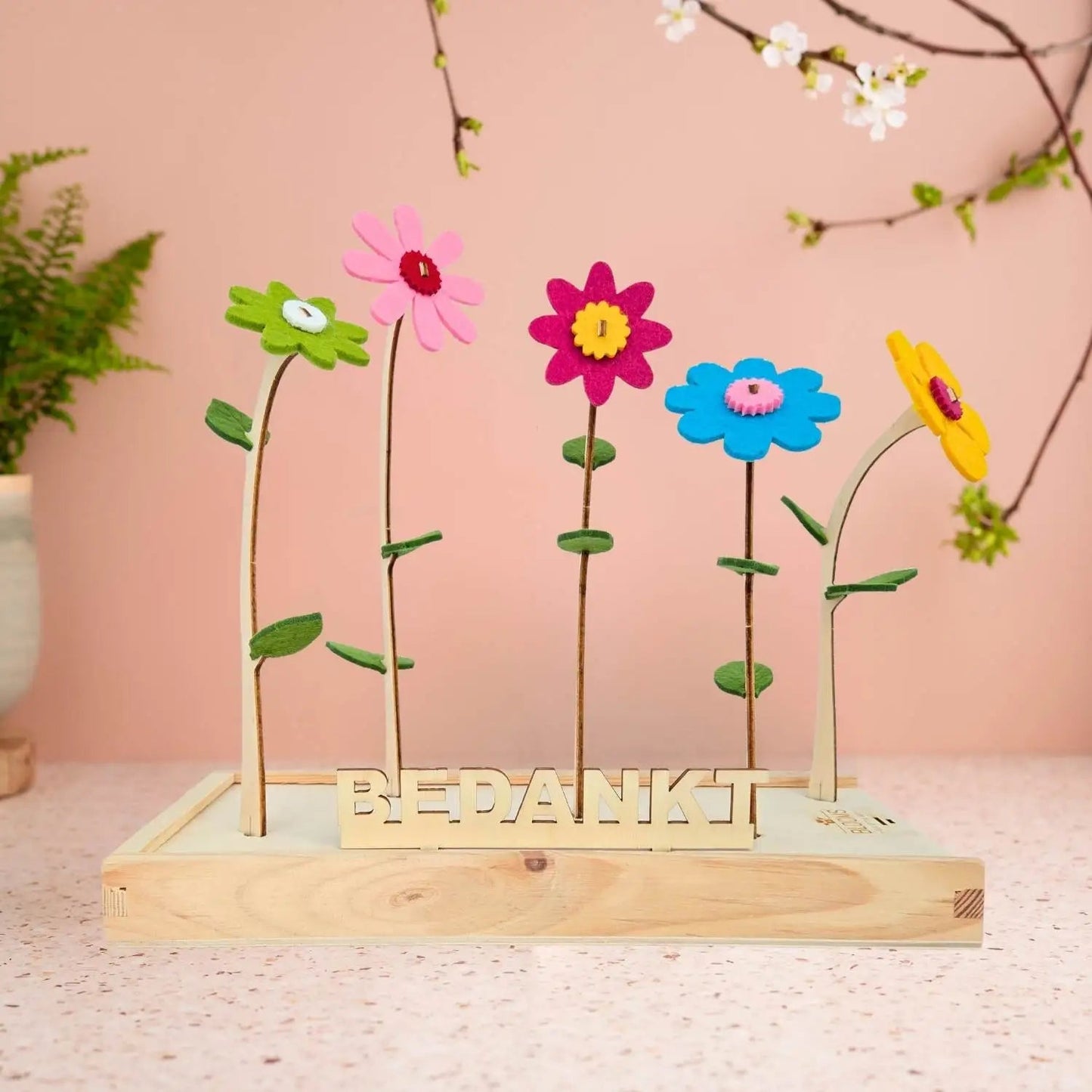 Boeket vilten bloemen in allerlei kleuren van Happy Blooms met uitgesneden bordje 'bedankt'.