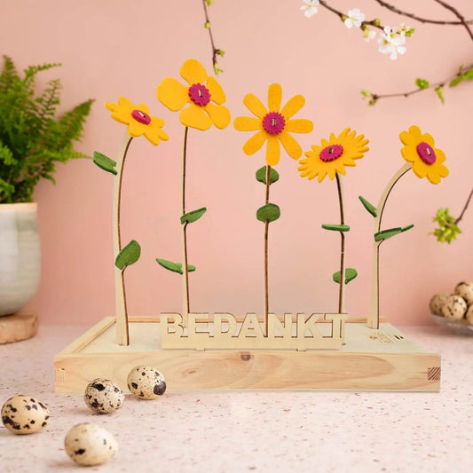 Boeket vilten bloemen van Happy Blooms in het geel met uitgesneden bordje 'bedankt'.