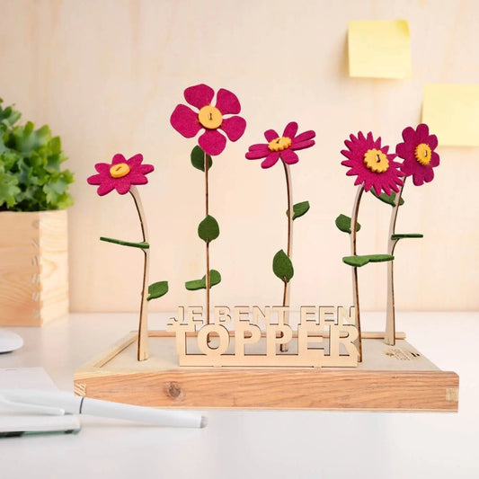 Happy Blooms met vilten bloemen in cerise en houten bordje 'Je bent een topper'.