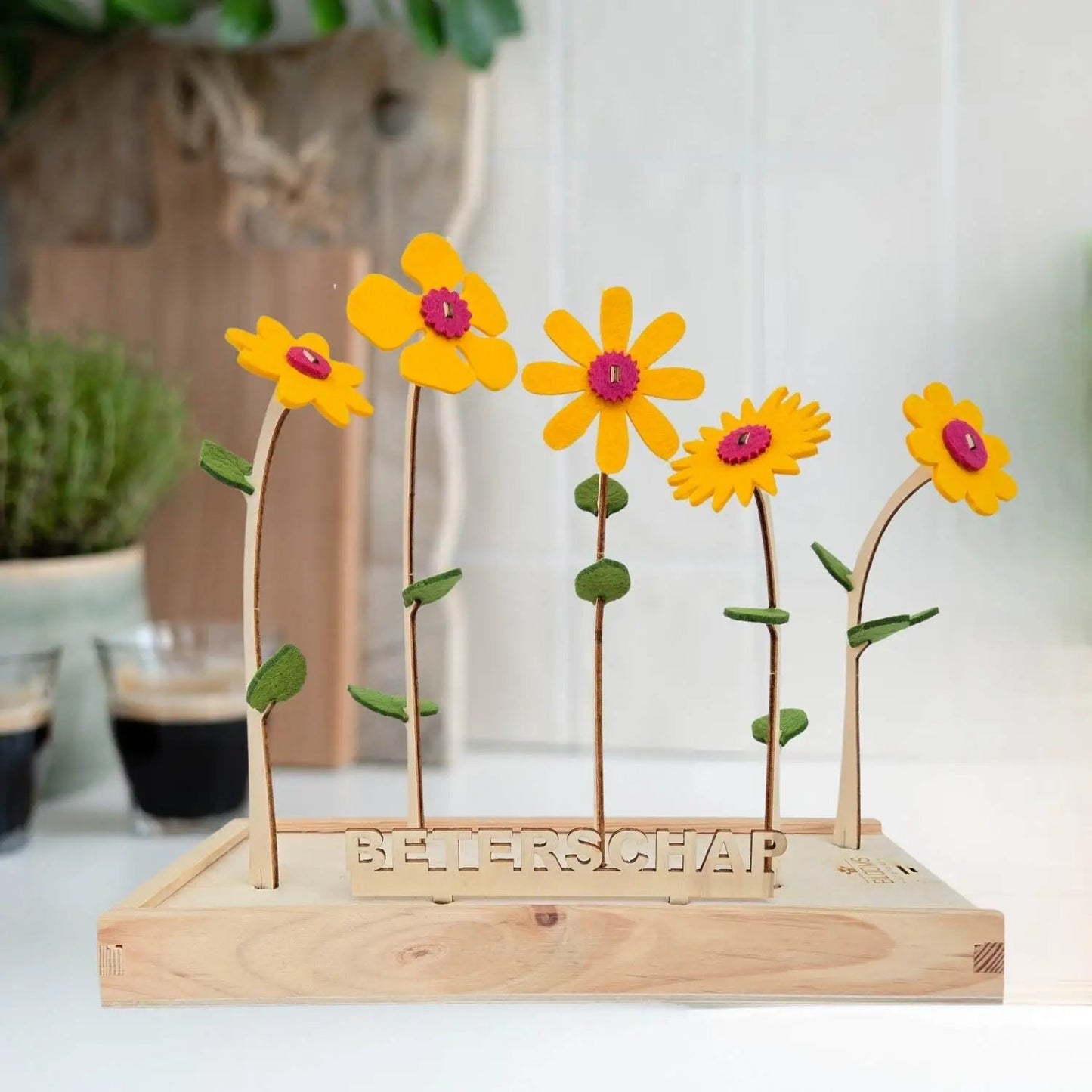 Bloemcadeau met vilten bloemen in het geel en 'beterschap'-bordje.