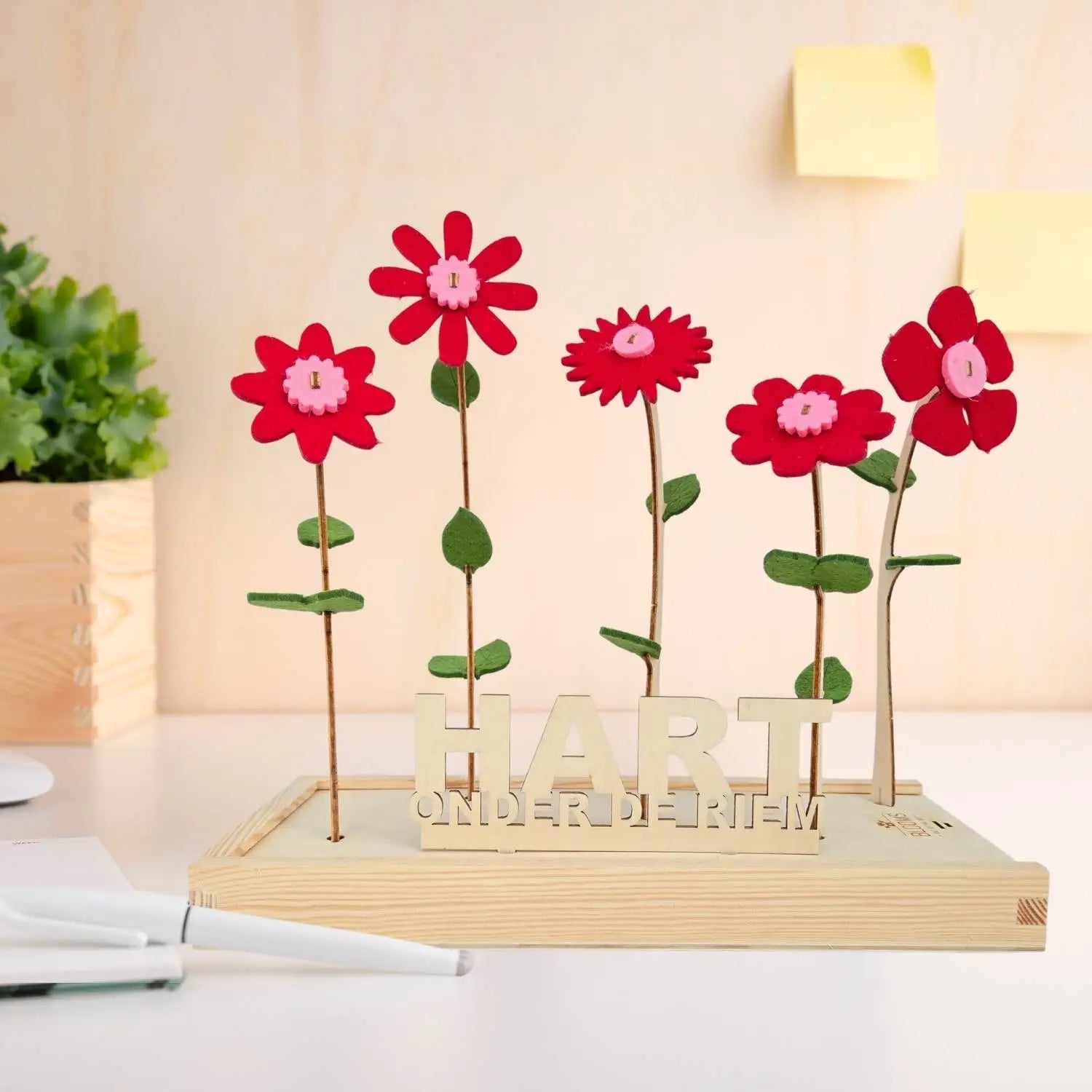 Happy Blooms brievenbusbloemen in het rood met houten bordje 'hart onder de riem'. 