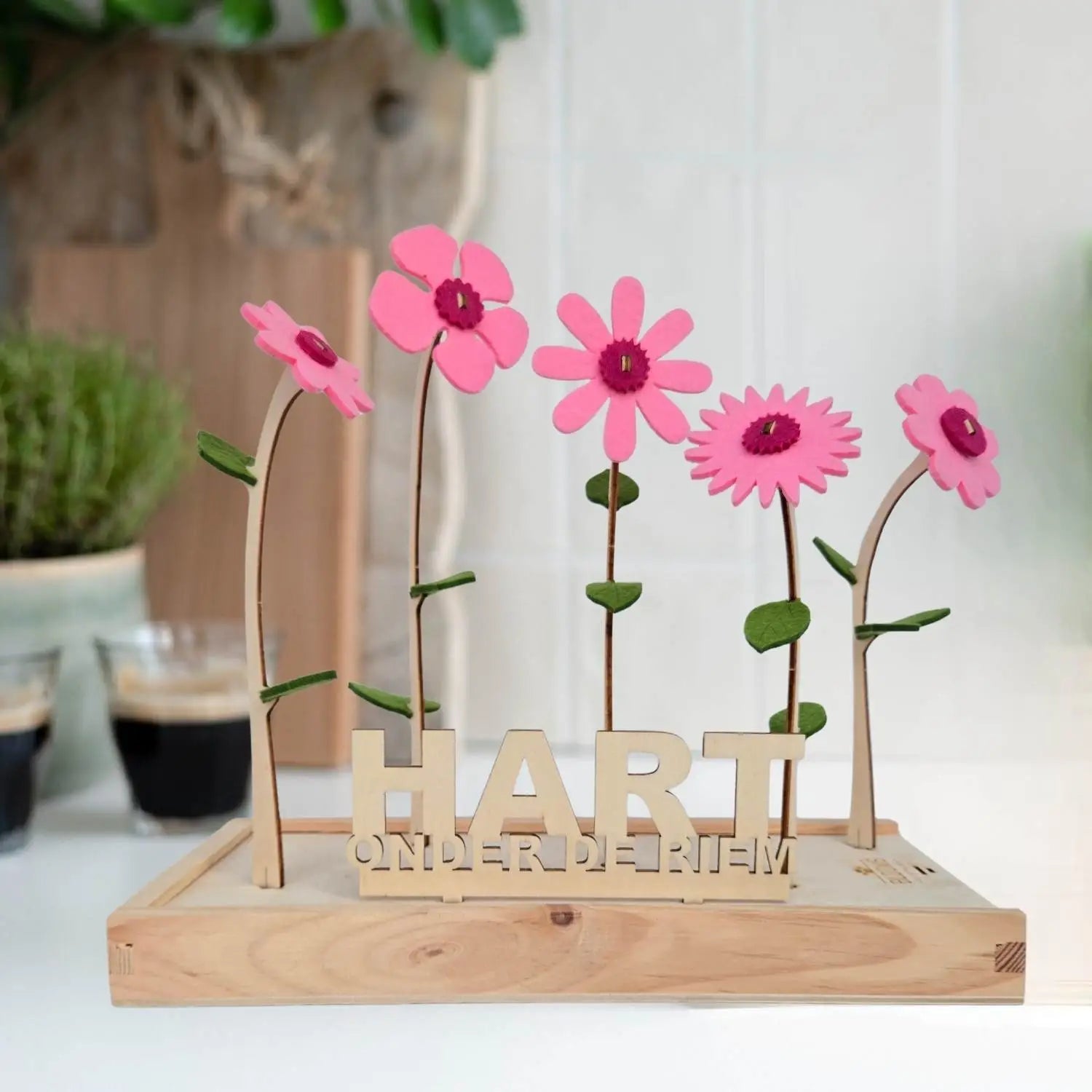 Vilten bloemen van Happy Blooms in het roze met bordje 'hart onder de riem'. 