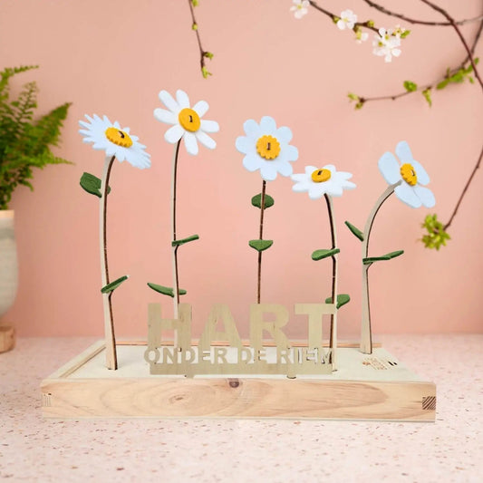Witte vilten bloemen in een houten standaard met de tekst Hart onder de riem als steuntje in de rug, Happy Blooms