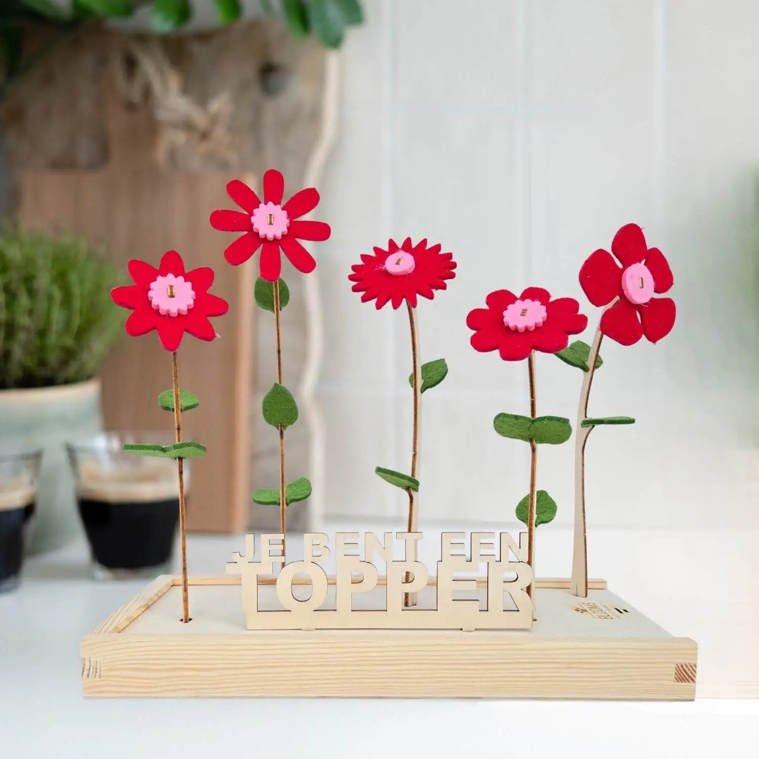 Happy Blooms met vilten bloemen in rood en houten bordje 'Je bent een topper'. 